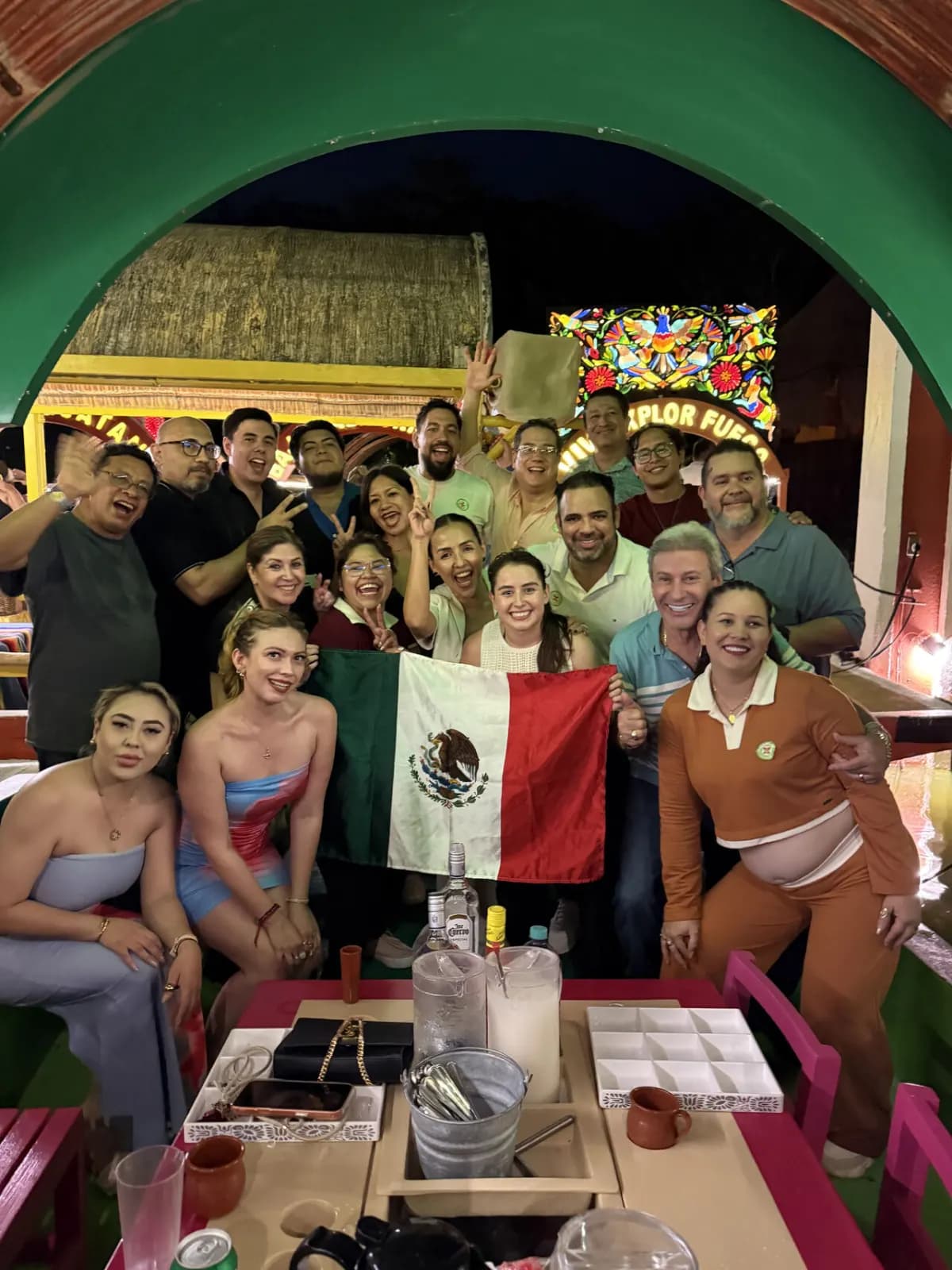 Integrantes del equipo celebrando juntos en una experiencia especial