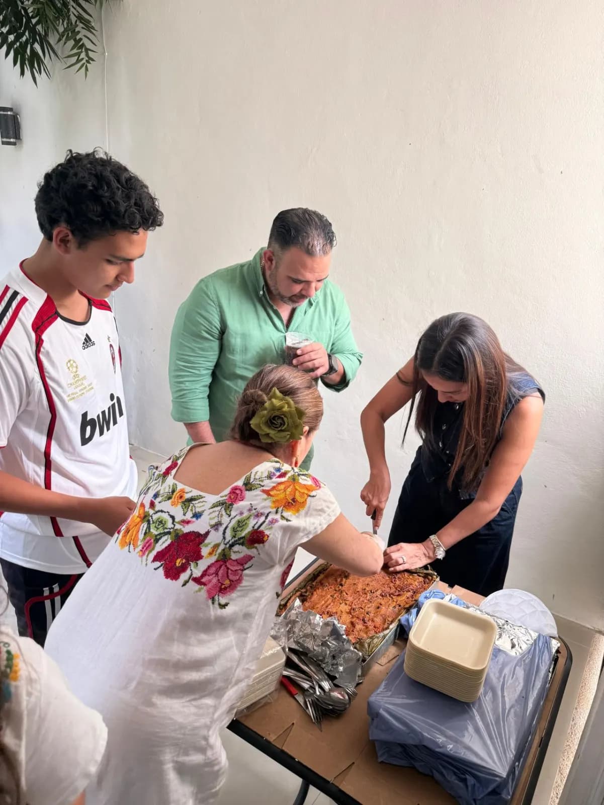 Integrantes del equipo compartiendo alimentos en una convivencia