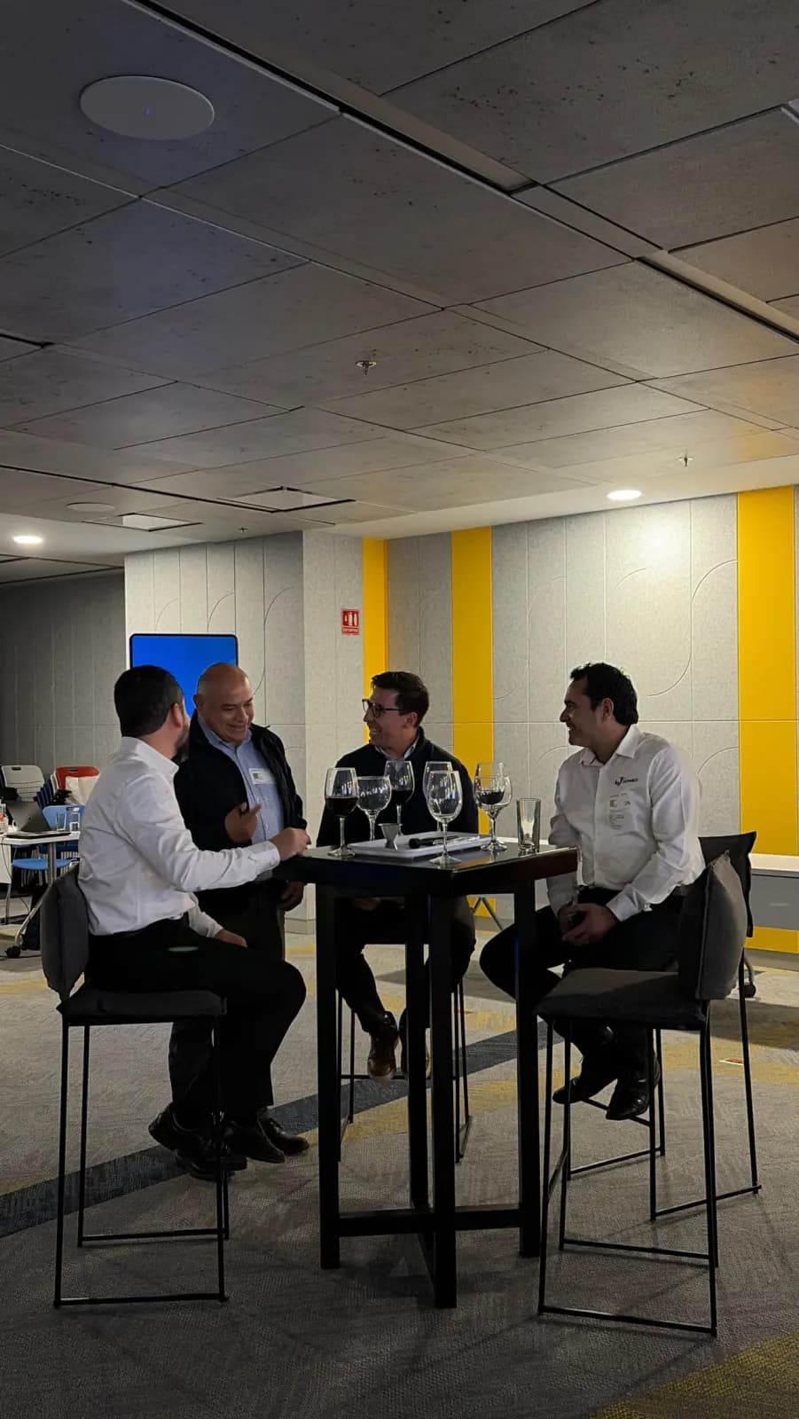 Integrantes de Monarch conversando durante un encuentro de The WiFi Company