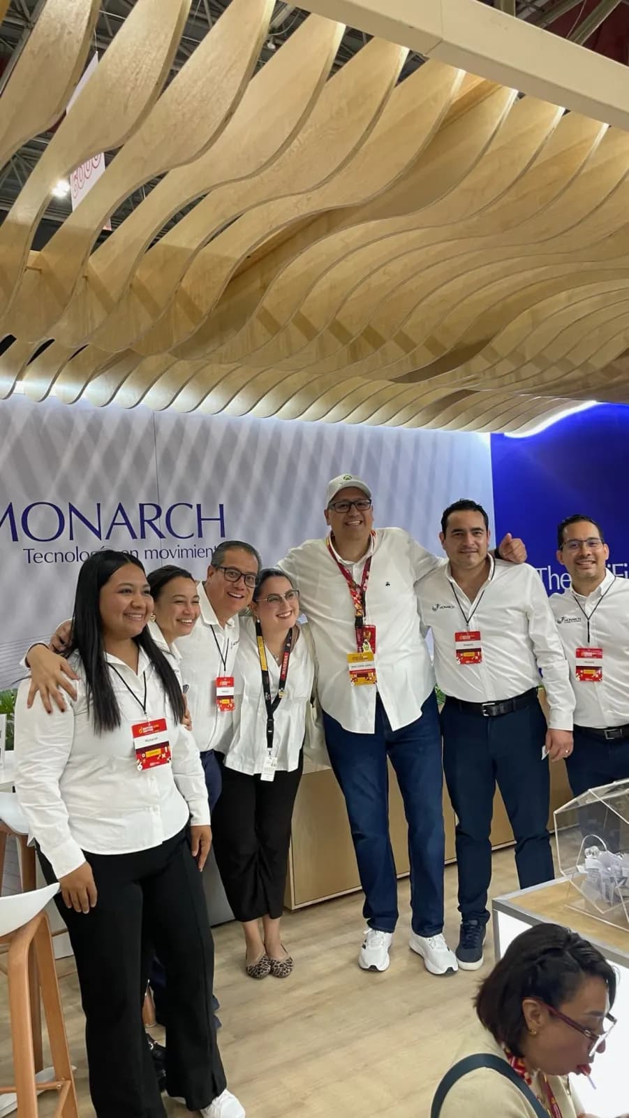 Equipo de Monarch en una exposición de tecnología