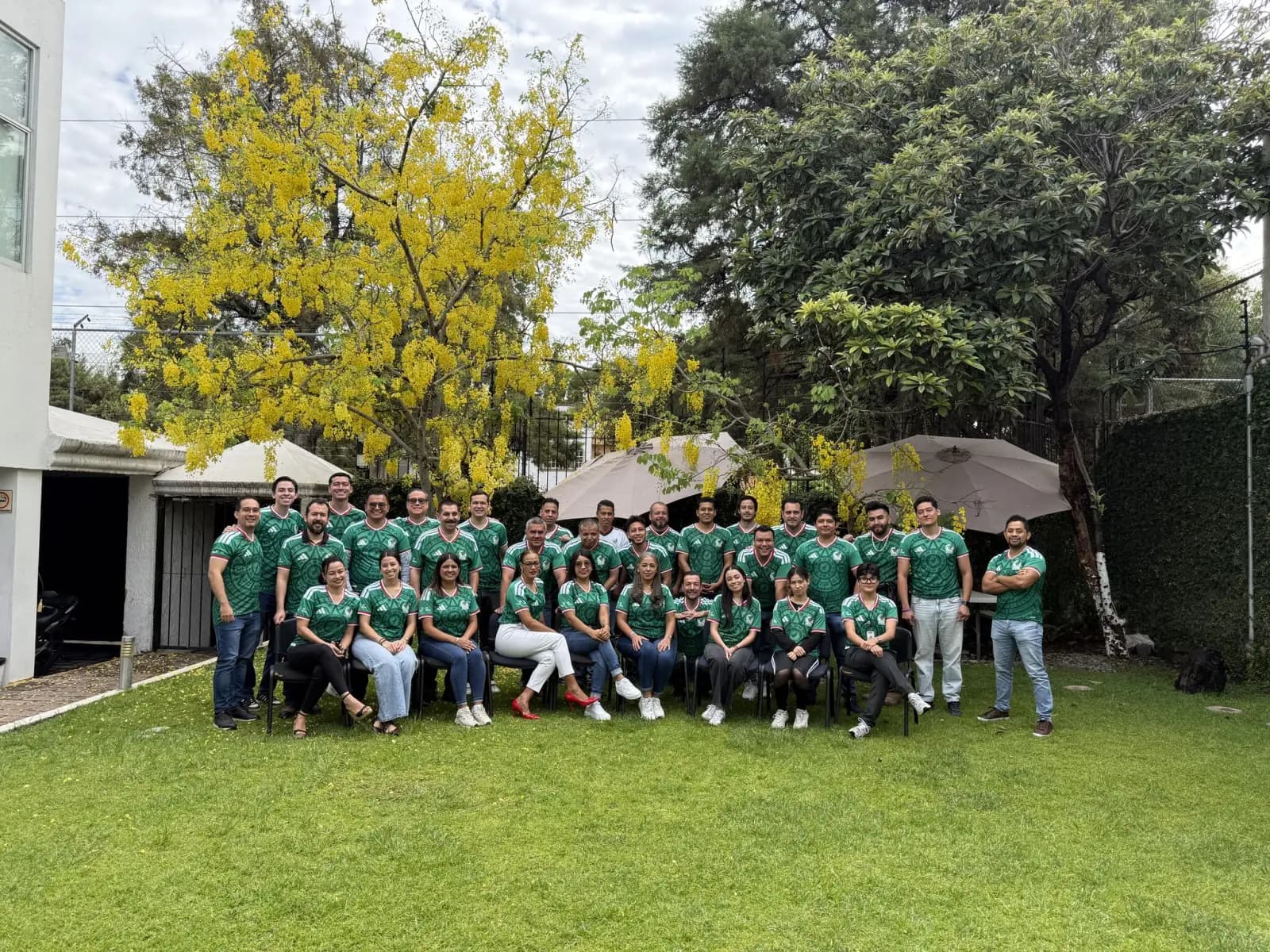 Familia Monarch reunida en el jardín