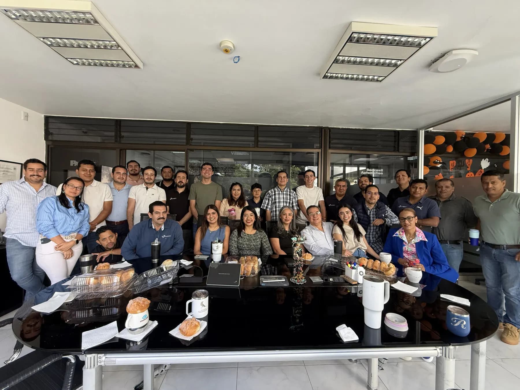 Equipo de Monarch reunido en la oficina
