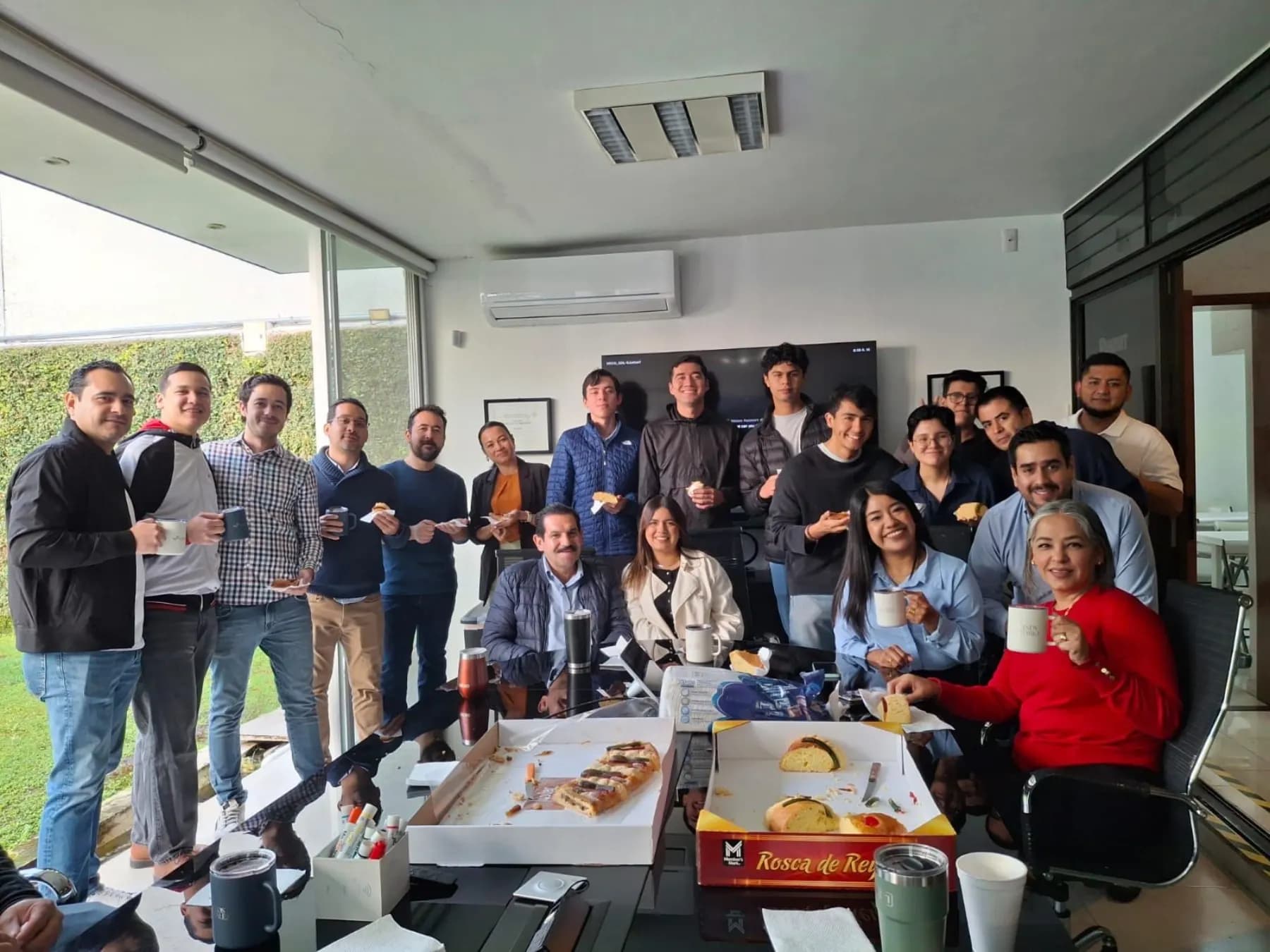 Convivencia de Rosca de Reyes en la oficina